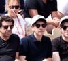 Heureusement, le père de Léon et Oscar a pu vivre une belle expérience avec les Enfoirés ces derniers jours Patrick Bruel et ses fils Léon et Oscar dans les tribunes des Internationaux de France de tennis de Roland Garros 2024 à Paris, France, le 4 juin 2024. © Jacovides-Moreau/Bestimage