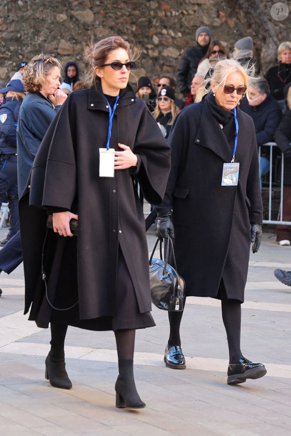 Théa Charrier (fille de Nicolas-Jacques Charrier, petite fille de Brigitte Bardot) , Anne-Line Bjerkan (femme de Nicolas-Jacques Charrier) - Arrivées aux obsèques de Brigitte Bardot en l'église Paroissiale Notre-Dame-de-l'Assomption de Saint-Tropez, France, le 7 janvier 2026. © Jacovides-Moreau/Bestimage