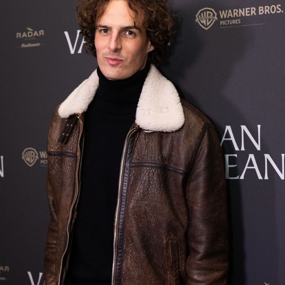 Paul de Saint Sernin à la première du film "Jean Valjean" au cinéma Publicis à Paris le 17 novembre 2025.
© Julien Sarkissian / Bestimage