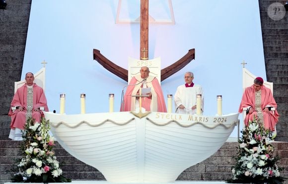 Elle s'est occupé de la beauté de tous avant de monter sur scène et d'en mettre plein la vue au pape !
Le Cardinal François-Xavier Bustillo Rípodas, le Pape François
Le pape François célèbre une messe exceptionnelle au théâtre de verdure du Casone, place d'Austerlitz, à Ajaccio (Corse)  le 15 décembre 2024. © Dominique Jacovides / Bestimage
Pope Francis celebrates a special mass at the Théâtre de Verdure du Casone, Place d'Austerlitz, in Ajaccio on 15 December 2024. © Dominique Jacovides/Bestimage