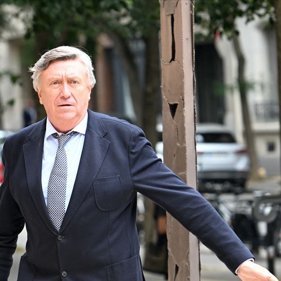 "Avec mon épouse cette semaine, on s’est donné un budget de 100 euros et on a commandé chez Shein", raconte-t-il, 

Jacques Legros - Arrivées aux obsèques de Nonce Paolini en l'église Saint-Honoré-d'Eylau, 66 bis, avenue Raymond-Poincaré à Paris, France, le 23 juillet 2024.  

Photo : Agence / Bestimage