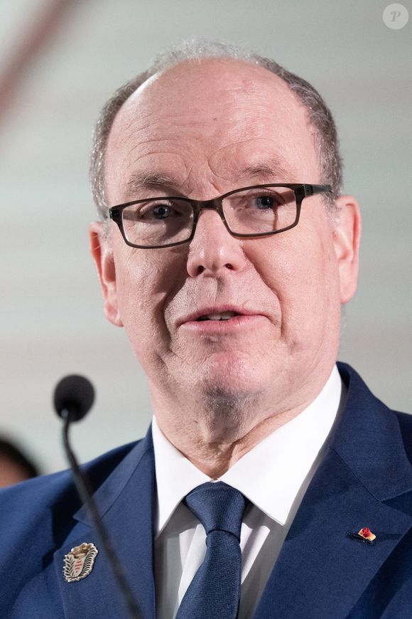 Le Prince Albert II de Monaco s'exprime lors de la cérémonie officielle organisée dans la salle omnisports Rainier III en présence des autorités locales et des habitants, lors de la visite dans les Côtes-d'Armor le 9 avril 2025 à Matignon, Bretagne, France. Photo by David NIVIERE/ABACAPRESS.COM