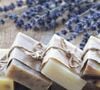 Les spécialistes recommandent de privilégier un nettoyant au pH proche de celui de la peau pour un usage quotidien.

Le savon de Marseille, pas si bon en réalité !