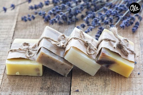 Les spécialistes recommandent de privilégier un nettoyant au pH proche de celui de la peau pour un usage quotidien.

Le savon de Marseille, pas si bon en réalité !