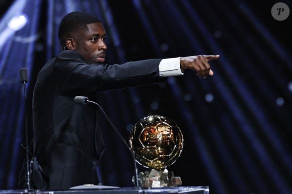 Le joueur français du Paris Saint-Germain, Ousmane Dembele, réagit après avoir remporté le Ballon d'Or masculin lors de la cérémonie de remise du Ballon d'Or France Football 2025 au Théâtre du Chatelet à Paris, France, le 22 septembre 2025. Photo de Gao Jing/Xinhua/ABACAPRESS.COM