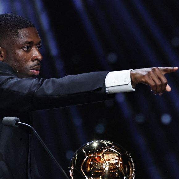 Le joueur français du Paris Saint-Germain, Ousmane Dembele, réagit après avoir remporté le Ballon d'Or masculin lors de la cérémonie de remise du Ballon d'Or France Football 2025 au Théâtre du Chatelet à Paris, France, le 22 septembre 2025. Photo de Gao Jing/Xinhua/ABACAPRESS.COM