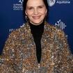 Juliette Binoche soutenue par sa fille Hannah, dont le père est Benoît Magimel : loin de la France, elle dit au revoir à un être cher