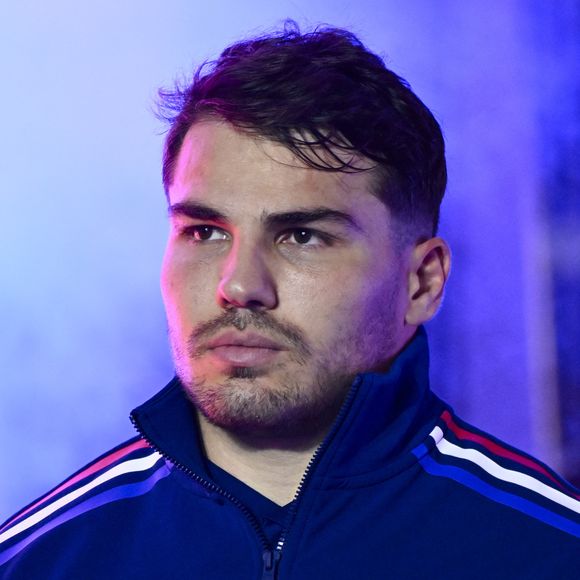 Antoine Dupont rend hommage à un rugbyman

Antoine Dupont avant le match entre la France et la Nouvelle-Zélande au Stade de France. © Bestimage