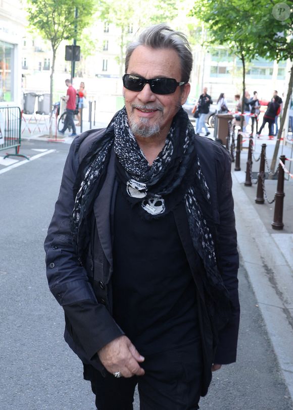 Florent Pagny quitte les studios RTL à Neuilly-sur-Seine le 2 Mai 2025. © Denis Guignebourg/BestImage