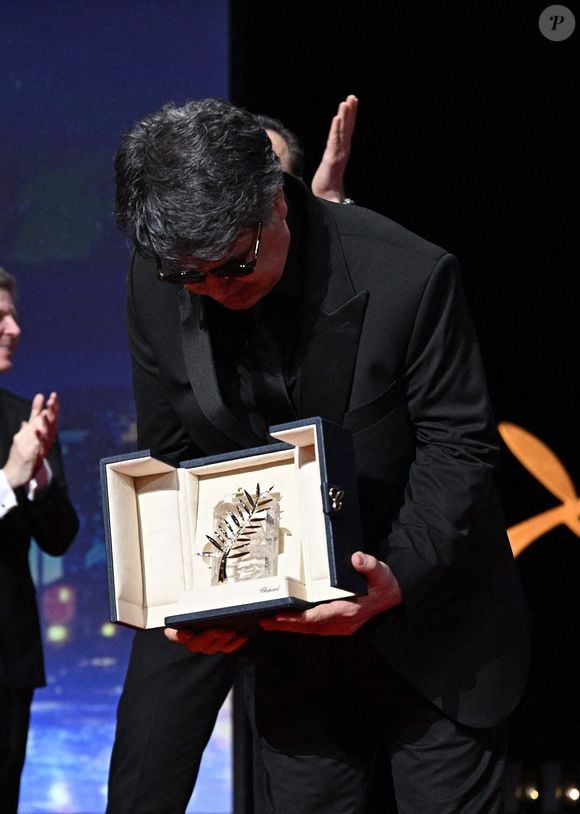 Le Festival de Cannes s'est achevé avec l'annonce du palmarès
Le réalisateur, scénariste et producteur iranien Jafar Panahi célèbre sur scène après avoir remporté la Palme d'Or pour le film "Un simple accident" lors de la cérémonie de clôture de la 78e édition du Festival de Cannes à Cannes. Photo de David Niviere/ABACAPRESS.COM