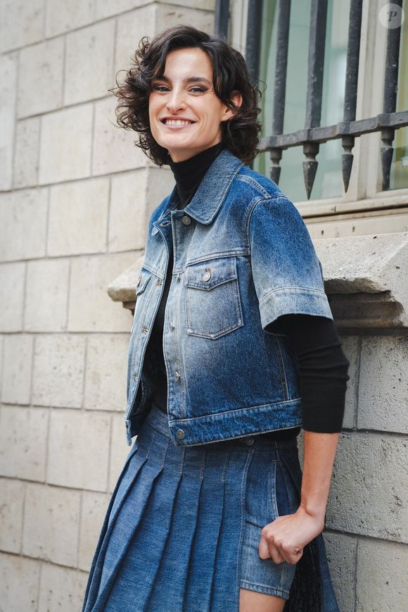 Elle a également fait des déclarations sur son couple avec une fille,

Nine d’Urso au défilé de Christian Dior Printemps-Été 2025 pour la fashion week le 24 septembre 2024 à Paris, France.