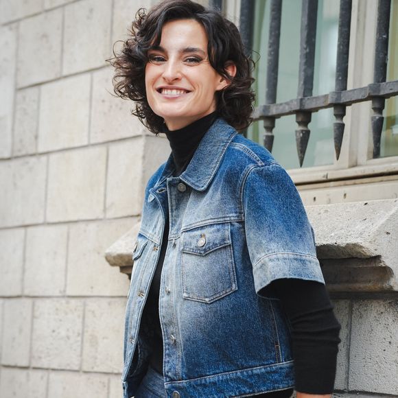 Elle a également fait des déclarations sur son couple avec une fille,

Nine d’Urso au défilé de Christian Dior Printemps-Été 2025 pour la fashion week le 24 septembre 2024 à Paris, France.