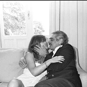 Archives - Omar Sharif embrasse une fille lors du Festival de Cannes en 1979. (ANGELI-RINDOFF / BESTIMAGE).