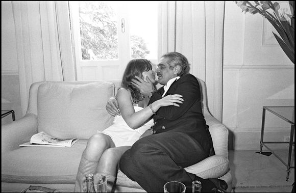 Archives - Omar Sharif embrasse une fille lors du Festival de Cannes en 1979. (ANGELI-RINDOFF / BESTIMAGE).