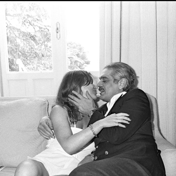 Archives - Omar Sharif embrasse une fille lors du Festival de Cannes en 1979. (ANGELI-RINDOFF / BESTIMAGE).