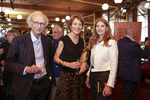 Exclusif - Richard Malka a reçu le Prix de La Revue des Deux Mondes 2025 des mains de Aurélie Julia et de Marc Ladreit de Lacharrière,  en présence de Luce Perrot, Valérie Toranian, Franz-Olivier Giesbert, Emmanuel Chain, Emmanuel Kasarhérou, et de nombreux invités au Bistrot de Paris. Paris, France, le 03 juin 2025. © Jack Tribeca / Bestimage