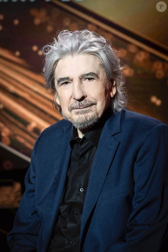 Exclusif - Serge Lama en backstage de l'enregistrement de l'émission "Serge Lama, le dernier rappel" présentée par F. Bollaert, diffusée le vendredi 21 novembre 2025 sur France 3 à 21h10, au théâtre Marigny à Paris, France, le 29 avril 2025. © Clovis-Moreau/Bestimage