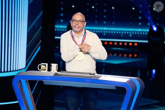 Exclusif - Cyril Feraud et Yoann Riou échangent leurs places le temps d'une question - Enregistrement de l'émission "100% logique" présentée par C. Feraud et qui sera diffusée le 25 octobre 2025 sur France 2 au studio du Lendit à Saint-Denis, France, le 14 mars 2025. © Christophe Clovis/Bestimage