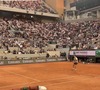 Sur son compte Instagram, Marine a commenté avec humour la rapidité du match : "Le 1/4 de final le + rapide de l’histoire ! (Pour de vrai en 1h34’)".

Marine Lorphelin et son compagnon Stanislas Gruau assistent à un match à Roland-Garros, le 3 jui 2025 Instagram @marinelorphelin_off