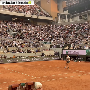 Sur son compte Instagram, Marine a commenté avec humour la rapidité du match : "Le 1/4 de final le + rapide de l’histoire ! (Pour de vrai en 1h34’)".

Marine Lorphelin et son compagnon Stanislas Gruau assistent à un match à Roland-Garros, le 3 jui 2025 Instagram @marinelorphelin_off