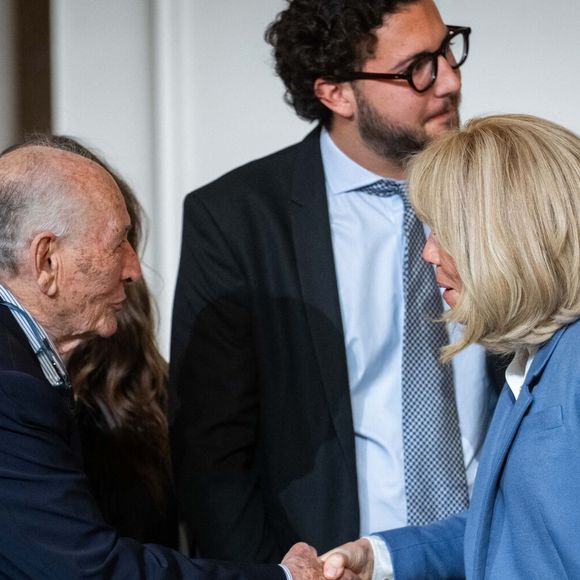 Claude Pierre-Bloch, vice-président de la LICRA avec Brigitte Macron, lors de la remise du prix Jean Pierre-Bloch de  la LICRA, à l Elysée, le 2 avril 2025.  © Eric Tschaen / pool / Bestimage