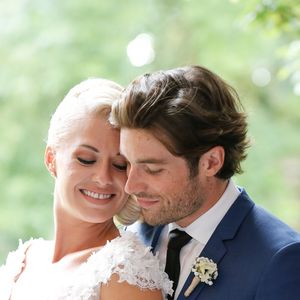Exclusif - Katrina Patchett et Valentin D'Hoore dans les jardins du château - Mariage de Katrina Patchett et Valentin D'Hoore vendredi à 14 h à la mairie de Linselles dans les Hauts-de-France suivi d'une cérémonie civile d'échange d'anneaux, dont le maître de cérémonie était Maxime Dereymez, dans l'orangerie du château du Biez à Pecq en Belgique le 1er septembre 2017.© Philippe Doignon/Bestimage

Crédits obligatoires :
Valentin D'Hoore habillé par Hugo Boss
Katrina Patchett en robe Costarellos et chaussures Louboutin
Coiffure : Alexandra Dieu pour Vog coiffure
Maquillage : Marie Laure Thanneur