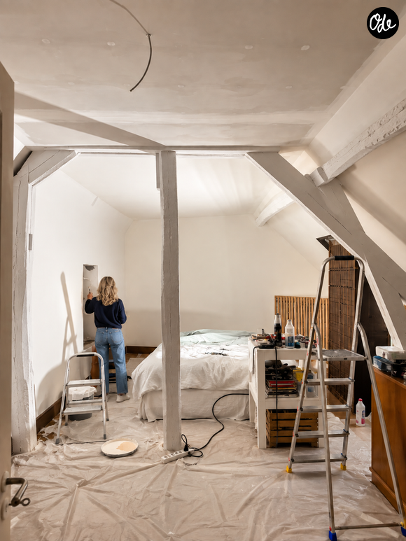 Cécile de Ménibus, en plein travail dans la réhabilitation de sa maison normande