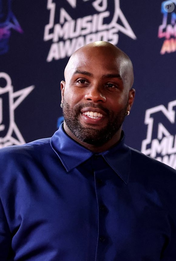 À dix minutes à pied de la mythique place Jemaa el-Fna, le Riad Nashira à Marrakech se présente comme une parenthèse enchantée dans une ville touristique dans laquelle Teddy Riner a jugé bon d’investir.

Teddy Riner au photocall de la 27ème édition des NRJ Music Awards au palais des Festivals de Cannes, France, le 31 octobre 2025. © Dominique Jacovides/Bestimage