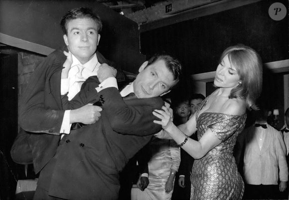 Rétro - Décès de l'actrice Françoise Brion - Jan. 01, 1950 - Fighting It Out : Felix Marten, le célèbre acteur français, incarne Simon Templar (''Le Saint'') dans le nouveau film de Jacques Nahum ''Le Saint Mene La Danse'' en cours de tournage au studio de Boulogne Billancourt. Simon Templar est le garde du corps d'un millionnaire américain vivant à Paris. Felix Marten (au centre) dans une scène de combat. A gauche Dejong, à droite Françoise Brion.  (Image : © Keystone Press Agency/ZUMA Press Wire)