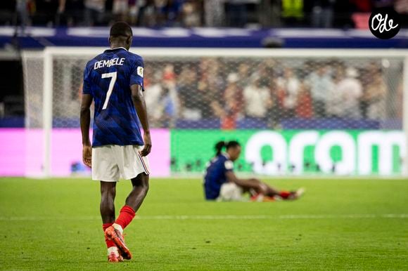 Les joueurs de l'équipe de France affichent leur déception après leur défaite face à l'Espagne lors de la demi-finale de la Coupe du Monde de la FIFA 2026 au Mercedes-Benz Stadium d'Atlanta, en Géorgie (États-Unis), le 14 juillet 2026.