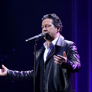 Exclusif - Laurent Gerra, imitant ici J. Hallyday, « Se met à table ! » dans son nouveau spectacle à savourer au Casino de Paris, à Paris, France, le 04 Janvier 2025. © Bertrand Rindoff/Bestimage