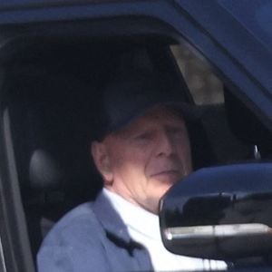 Studio city, CA - EXCLUSIF - Bruce Willis a été vu en train de boire un verre pendant environ une heure à Studio City, accompagné de deux gardes du corps. Après la sortie, le groupe est rentré tranquillement chez lui. (2025)