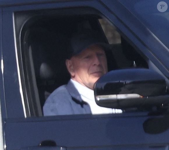 Studio city, CA - EXCLUSIF - Bruce Willis a été vu en train de boire un verre pendant environ une heure à Studio City, accompagné de deux gardes du corps. Après la sortie, le groupe est rentré tranquillement chez lui. (2025)