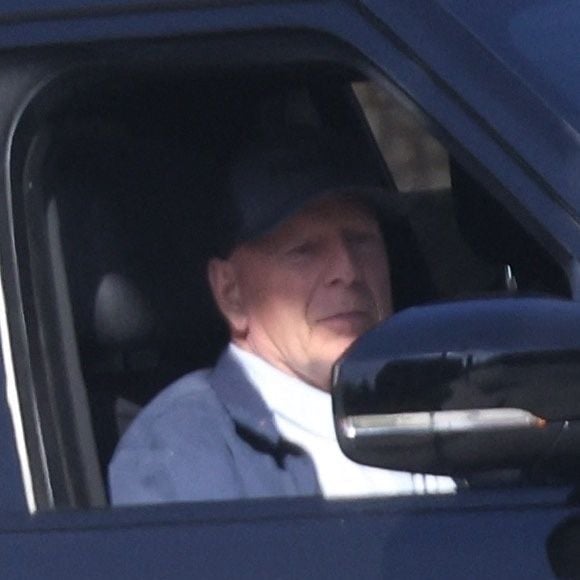 Studio city, CA - EXCLUSIF - Bruce Willis a été vu en train de boire un verre pendant environ une heure à Studio City, accompagné de deux gardes du corps. Après la sortie, le groupe est rentré tranquillement chez lui. (2025)