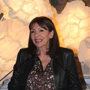 Exclusif - Anne Hidalgo - Hugues Aufray reçoit la médaille Grand Vermeil de la ville des mains d'Anne Hidalgo, à l'hôtel de ville de Paris le 18 décembre 2025. © Philippe Baldini/Bestimage