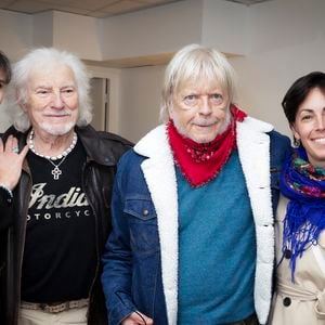 Renaud, fidèle ami du chanteur, était présent pour saluer sa carrière exceptionnelle.

Exclusif - Hugues Aufray, sa femme Murielle, Renaud et sa femme Cerise en backstage du concert de Hugues Aufray au Le Dôme de Paris - Palais des Sports le 9 novembre 2025.

© Jack Tribeca / Bestimage