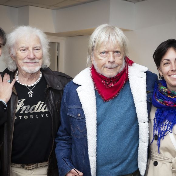 Renaud, fidèle ami du chanteur, était présent pour saluer sa carrière exceptionnelle.

Exclusif - Hugues Aufray, sa femme Murielle, Renaud et sa femme Cerise en backstage du concert de Hugues Aufray au Le Dôme de Paris - Palais des Sports le 9 novembre 2025.

© Jack Tribeca / Bestimage