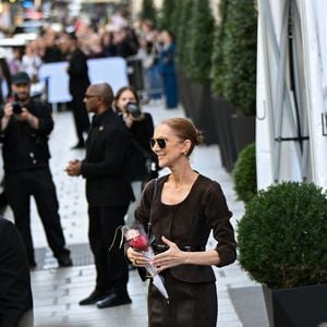 Céline Dion acclamée par ses fans à la sortie de l’hôtel Royal Monceau à Paris, avant de se rendre à la Plenitude Arena de Paris La Défense, pour sa quatrième date de concert le 19 septembre 2026.
© Lionel Urman / Bestimage