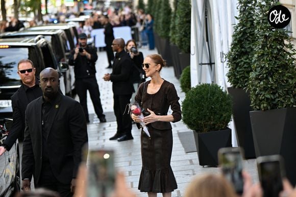 Céline Dion acclamée par ses fans à la sortie de l’hôtel Royal Monceau à Paris, avant de se rendre à la Plenitude Arena de Paris La Défense, pour sa quatrième date de concert le 19 septembre 2026.
© Lionel Urman / Bestimage