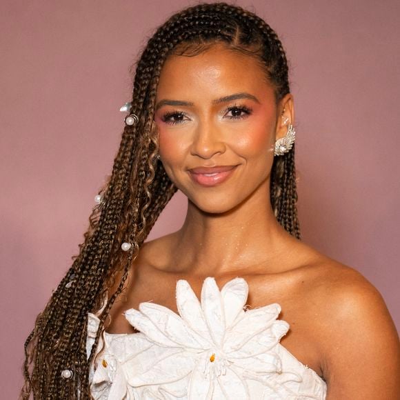 Flora Coquerel vient de fêter ses 32 ans. 

Flora Coquerel assiste à la première mondiale de la saison 4 de "Bridgerton" au Palais Brongniart à Paris, France. Photo : Eliot Blondet/ABACAPRESS.COM