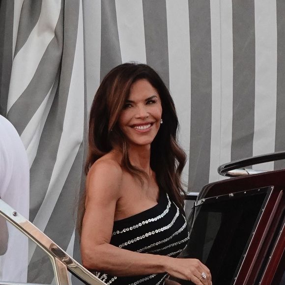 Jeff Bezos et Lauren Sanchez arrivent en bateau à Venise ce 26 juin alors que doit se tenir leur mariage ce vendredi 27 juin.

Backgrid UK/ Bestimage