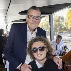 Exclusif - Jean-Claude Camus et son petit-fils Joalukas Noah - Anniversaire pour ses 85 ans  de Jean-Claude Camus avec ses proches et sa famille sur la péniche "Bel Ami" à Paris. Le 29 octobre 2023
© Cyril Moreau / Bestimage
