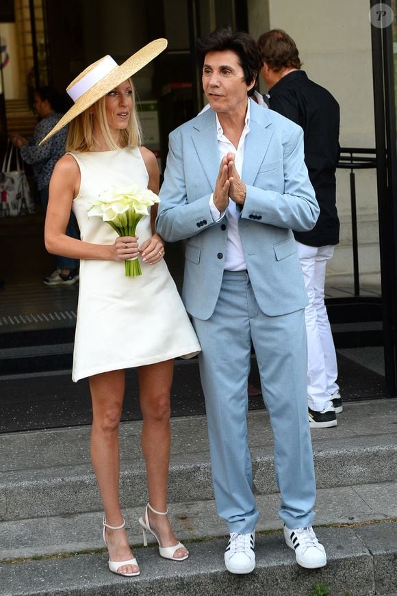 Les jeunes mariés, Jean-Luc Lahaye et sa femme Paola (Lahaye-Aubin) à la sortie de la mairie du 18ème arrondissement de Paris - J.L.Lahaye s'est marié en secondes noces avec sa compagne P.Aubin à la mairie du 18ème arrondissement de Paris, le 2 juillet 2025. © Agence / Bestimage