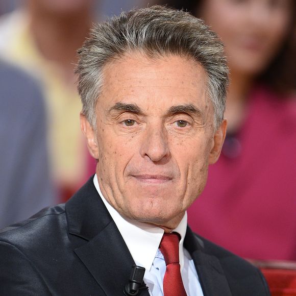 Gérard Holtz - Enregistrement de l'émission "Vivement Dimanche" à Paris le 04 novembre 2015 et qui sera diffusée le 08 novembre, France télévisions en Féte. Le magazine sportif "Stade 2" fête ses 40 ans alors que l'émission "Télématin" fête ses 30 ans. © Coadic Guirec / Bestimage