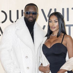 Sans jamais officialiser, le chanteur laisse parler les images, alimentant les rumeurs sur ce nouveau chapitre de sa vie sentimentale…

Maître Gims - Photocall du Défilé de mode Louis Vuitton Collection Hommes Automne Hiver Printemps-Été dans le cadre de la Fashion Week de Paris, France, le 20 janvier 2026.
 
© Olivier Borde / Bestimage
