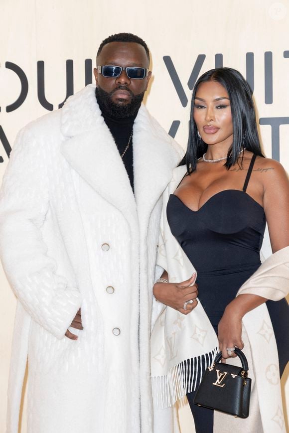 Sans jamais officialiser, le chanteur laisse parler les images, alimentant les rumeurs sur ce nouveau chapitre de sa vie sentimentale…

Maître Gims - Photocall du Défilé de mode Louis Vuitton Collection Hommes Automne Hiver Printemps-Été dans le cadre de la Fashion Week de Paris, France, le 20 janvier 2026.
 
© Olivier Borde / Bestimage
