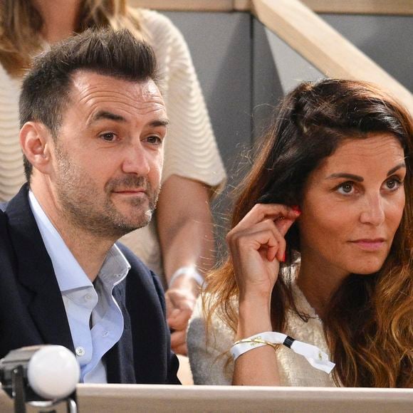 Le chef cuisinier s'est révélé au grand public en 2005 grâce à l'émission Oui chef !

Cyril Lignac et sa compagne Déborah - Les célébrités dans les tribunes lors des Internationaux de France de Tennis de Roland Garros 2023 le 7 juin 2023.
Crédit : JB Autissier / Panoramic / Bestimage
