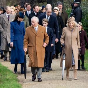 Le roi Charles III d'Angleterre et Camilla Parker Bowles, reine consort d'Angleterre, le prince William, prince de Galles, et Catherine (Kate) Middleton, princesse de Galles, avec leurs enfants le prince George de Galles, la princesse Charlotte de Galles et le prince Louis de Galles le 25 décembre 2023