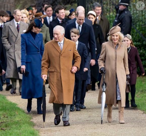 Le roi Charles III d'Angleterre et Camilla Parker Bowles, reine consort d'Angleterre, le prince William, prince de Galles, et Catherine (Kate) Middleton, princesse de Galles, avec leurs enfants le prince George de Galles, la princesse Charlotte de Galles et le prince Louis de Galles le 25 décembre 2023