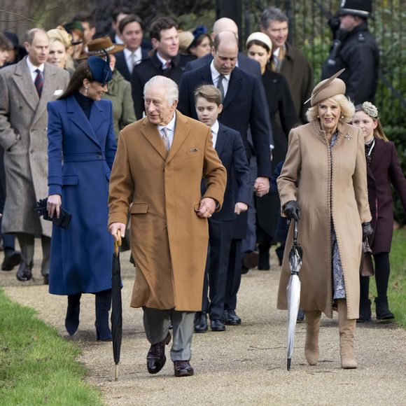 Le roi Charles III d'Angleterre et Camilla Parker Bowles, reine consort d'Angleterre, le prince William, prince de Galles, et Catherine (Kate) Middleton, princesse de Galles, avec leurs enfants le prince George de Galles, la princesse Charlotte de Galles et le prince Louis de Galles le 25 décembre 2023